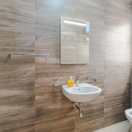 Apartment Brand New 3bdr 2 Bth H7 *