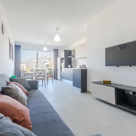 Apartment Brand New 3bdr 2 Bth H7 *