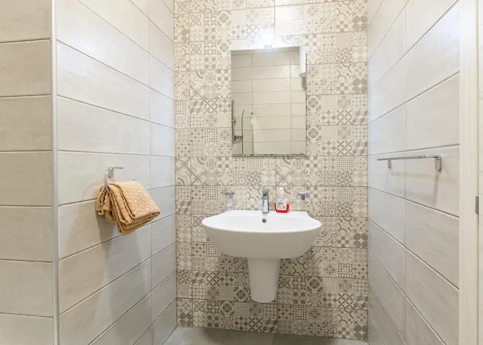 Apartment Brand New 3bdr 2 Bth H7 *