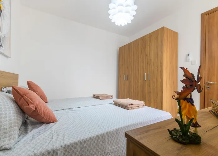 Brand New 3bdr 2 Bth H7 *